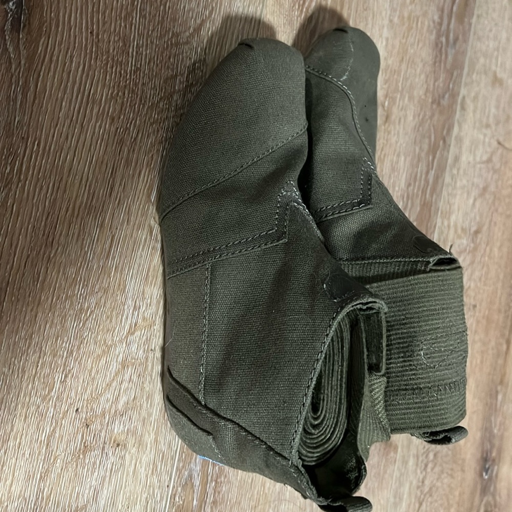 Tom’s boot wraps. Beautiful shoes. Worn a few times